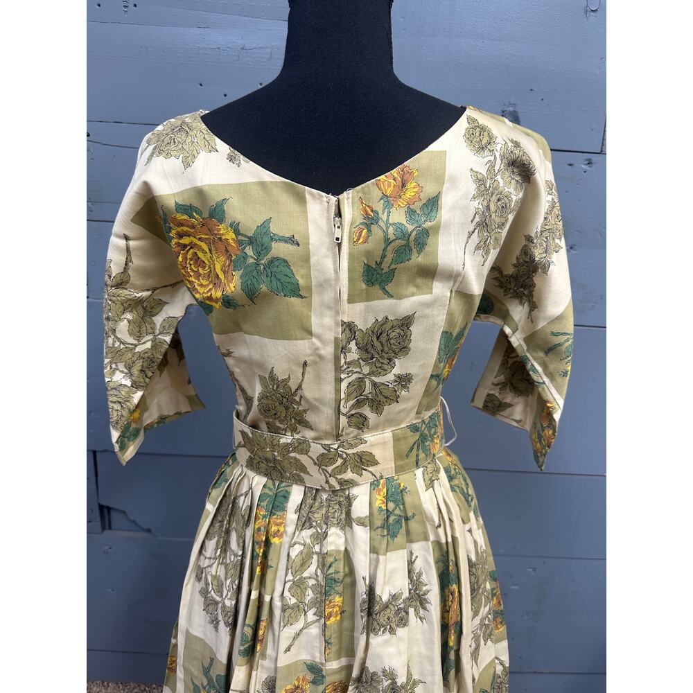 1950's Vintage Pleated Floral Dress with Belt - Picture 5 of 7